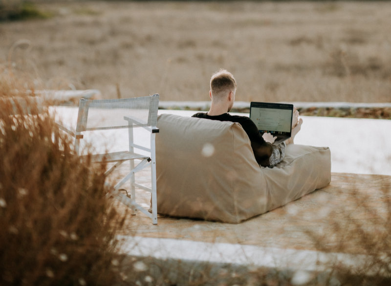 Mann arbeitet in einem Outdoor Sitzsack