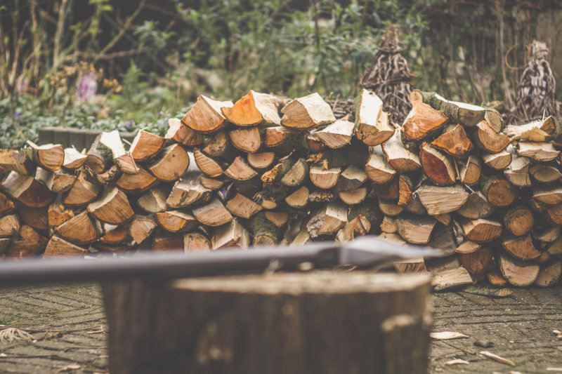 Axt liegt vor Holzscheiten