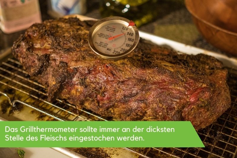 Bratenthermometer, welches in einem Stück Fleisch steckt