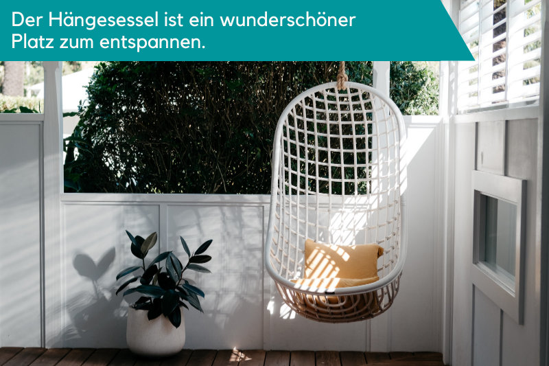 Hängesessel auf einer Veranda