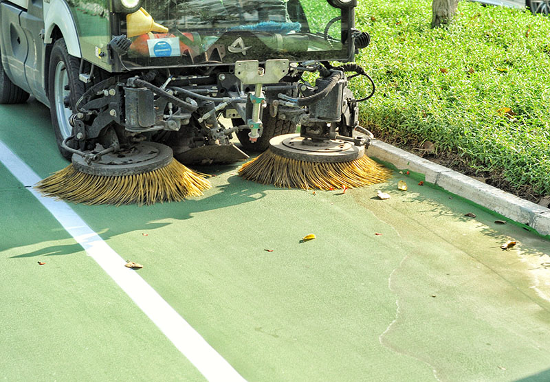 Straßenkehrmaschine am Arbeiten