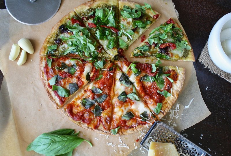 Italienische Pizza ist mit Rucola belegt