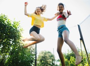 Teenager auf dem Trampolin