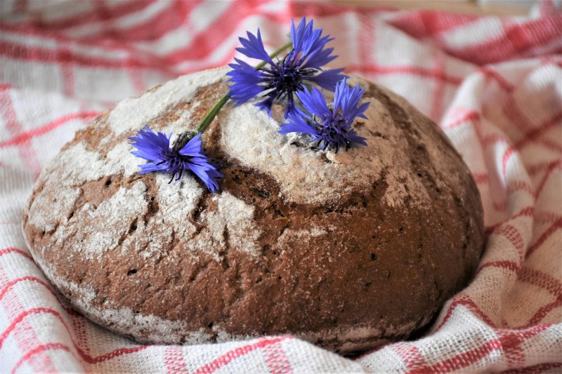 Kornblumen verzieren ein Brot