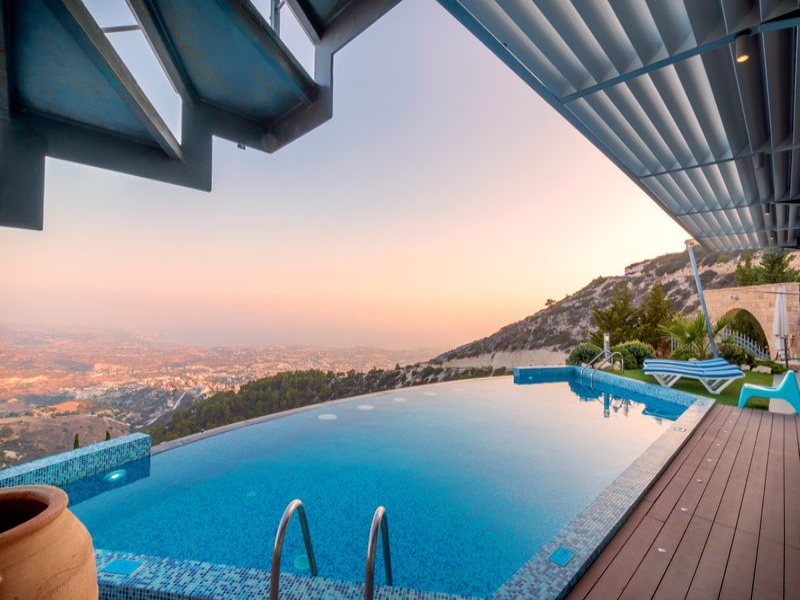 Eingebauter Pool mit einer schönen Landschaft im Hintergrund